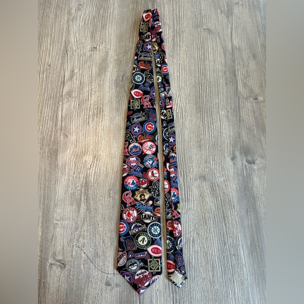 Vintage Mens MLB Logo 1994 Baseball Surrey Neck Tie Made In USA excellent shape.